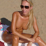 sexy_blonde_kamilla_on_the_beach-005